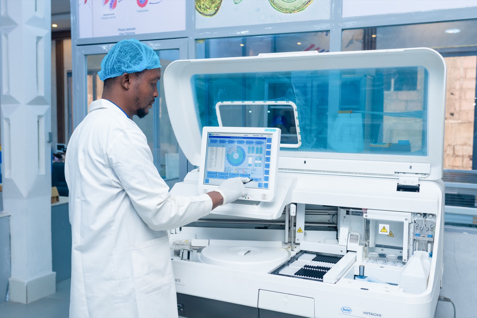 Automate de biologie médicale au Centre de Diagnostic Eyano